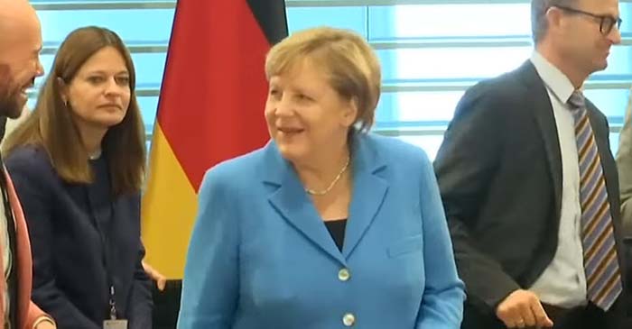 Diese Frau ist nicht mehr zu ertragen: Merkel stellt sich gegen Seehofers Ansicht