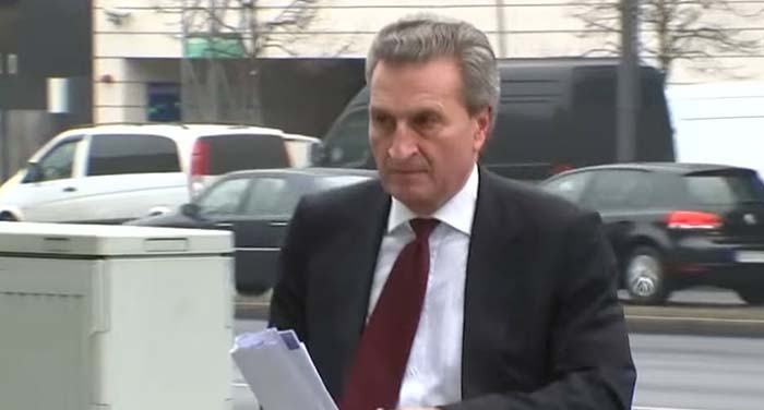 LAHME ENTE: Oettinger nennt Merkel „lame duck“