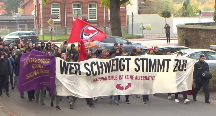Ein kleiner Haufen von Antifa-Idioten protestiert gegen AfD-Veranstaltung in Barsinghausen