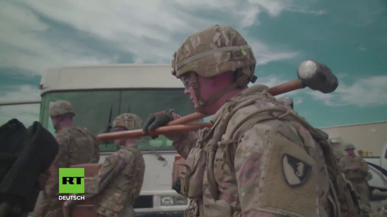 US-Grenze: Soldaten verlegen NATO-Draht, während Migranten-Karawanen auf dem Weg zu ihr sind