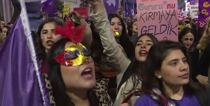 Neues vom Islamisten Erdogan: Polizei geht gewaltsam gegen Frauendemonstration vor