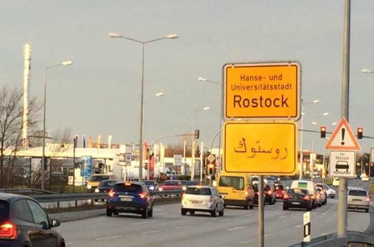 Wie die Zukunft aussehen könnte – Rostock: Ortsschilder mit arabischen Schriftzügen dekoriert