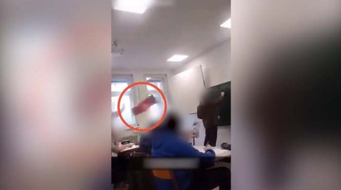 Nächstes Skandal-Video aus Wien: Schüler bewirft Lehrer mit Mülleimer