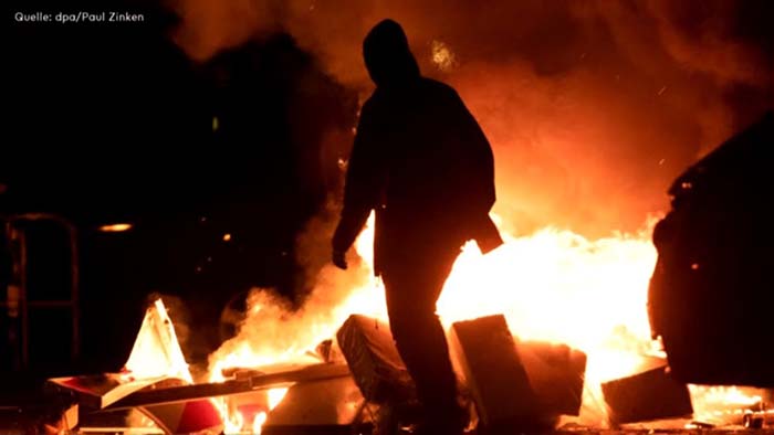 Berlin: Natürlich wieder das linke Pack aus der Rigaer Straße – Brennende Mülltonnen, Steinwürfe gegen Polizisten
