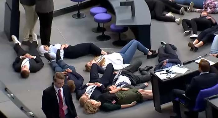 Klima-Deppen im Bundestag: Jugendliche legen sich auf den Boden und stellen sich tot