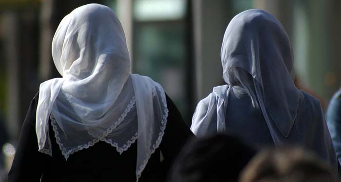 Muslimas fühlen sich diskriminiert – Duisburg: Trampolinpark verwehrt Eintritt wegen Kopftuch