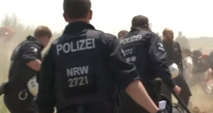 Lasche Polizei: Aktivisten stürmen den Tagebau Garzweiler