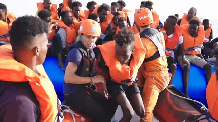 „Alan Kurdi“ sammelt 65 Migranten im Mittelmeer auf – lehnt zugewiesenen Hafen in Libyen ab