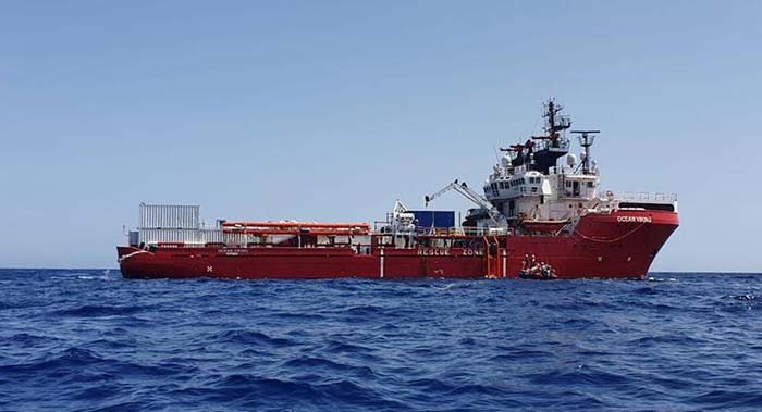 „Ocean Viking“ darf Lampedusa anlaufen – Migranten dürfen an Land gehen