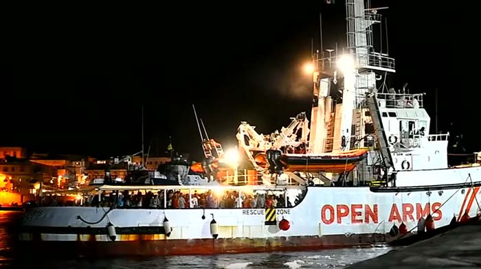 Migranten verlassen Schlepperschiff „Open Arms“