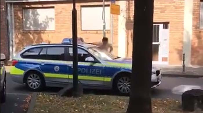 Neulich in Deutschland: Migrant sucht sich Polizeiwagen als Sparringspartner aus