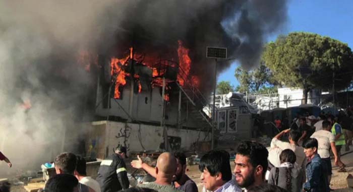 Unruhen nach Brand im Migrantenlager auf Lesbos: Feuerwehrleute und Polizisten wurden mit Steinen angegriffen