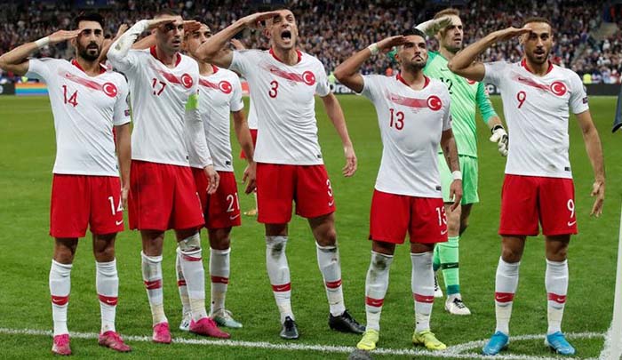 Sie haben es wieder getan: Türkische Nationalspieler zeigen strammen Militär-Gruß