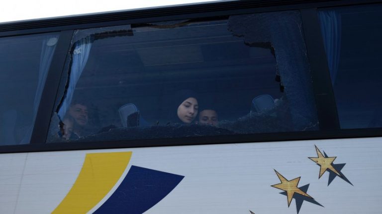 „Werft illegale Einwanderer raus“ – Griechenland: Dorfbewohner bewerfen „Flüchtlings“-Busse mit Steinen