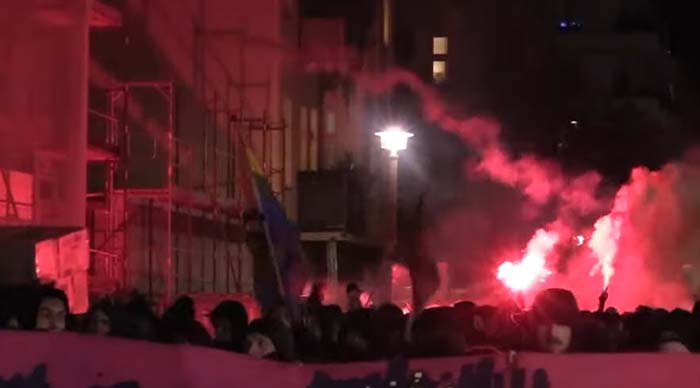 Berlin: Chaos in Rigaer Straße – Linksextreme und Polizei prallen in Hausbesetzerszene aufeinander