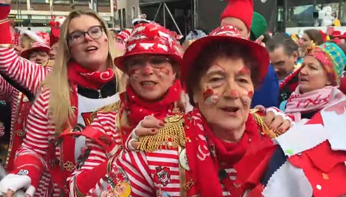Karneval in Köln 2019: Jecken wurde Kabelbinder um den Hals gelegt und zugezogen