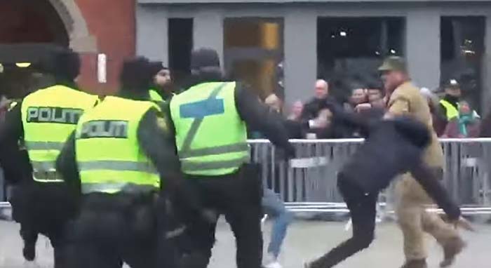 Norwegen: Islam-Gegner verbrennt öffentlich Koran und wird von Gegendemonstranten angegriffen