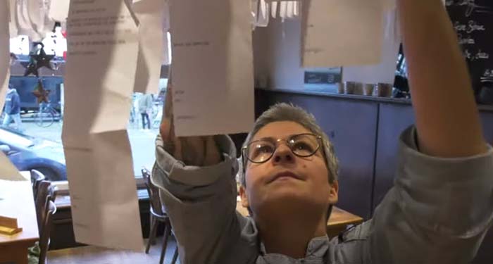 Bon-Irrsinn: Restaurant-Wirtin startet Protestaktion mit angehäuftem Papiermüll