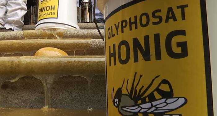 Wütende Imker kippen Julia Klöckner mit Glyphosat verpesteten Honig vors Agrarministerium