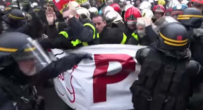 Frankreich: Polizei prügelt sich mit aufgebrachten Feuerwehrmännern