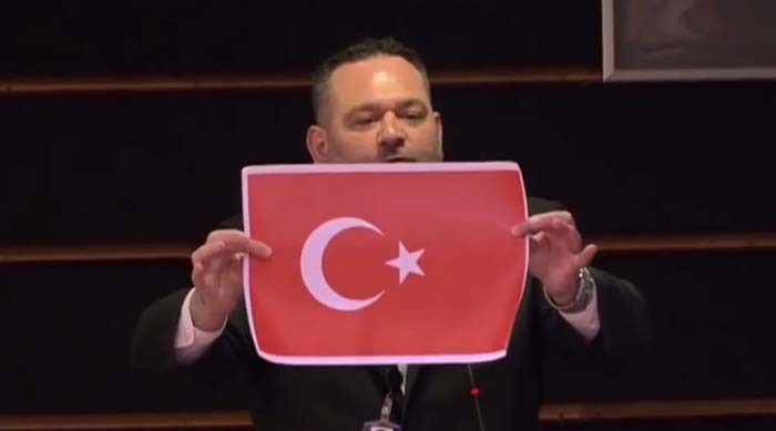 Griechischer EU-Abgeordneter spricht Klartext und zerreißt eine türkische Fahne