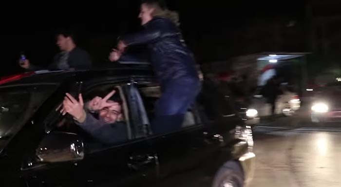 Syrische Armee erobert Großraum Aleppo zurück – Zivilisten ziehen feiernd auf die Straßen