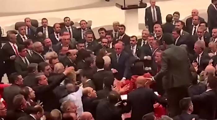 Das geht aber auch gar nicht: Prügelei im türkischen Parlament nach Kritik an Erdogan