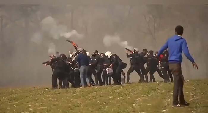 Rauchbomben- und Tränengasregen von der türkischen Seite Richtung griechischer Grenzer