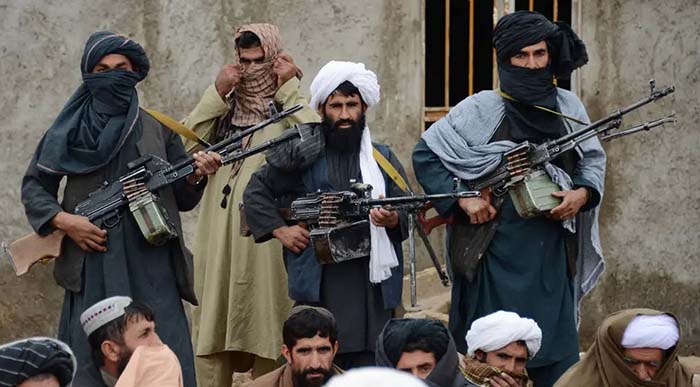 Taliban funktionieren von deutscher Entwicklungshilfe finanzierte Schulen zu Koranschulen und Kaserne um