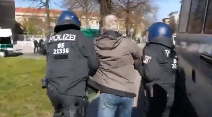 300 Muslime beten – Polizei tut nichts – 40 Deutsche demonstrieren – Strafanzeigen