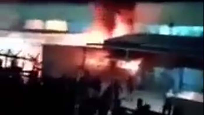 Rachefeldzug von „Flüchtlingen“ auf Chios: Schutzsuchende brennen ihr Lager nieder!