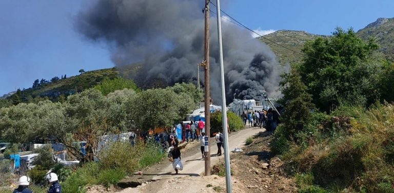 „Damit sie aufs Festland kommen“ – Und der nächste Brand im Migrantenlager auf Samos