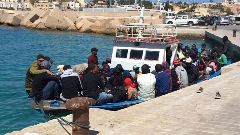 NGOs bei Suchmission versagt? Rund 100 illegale Migranten kommen eigenständig auf Lampedusa an