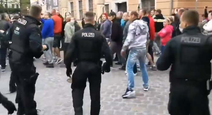 Pirna: Corona Demonstranten durchbrechen Polizeikette