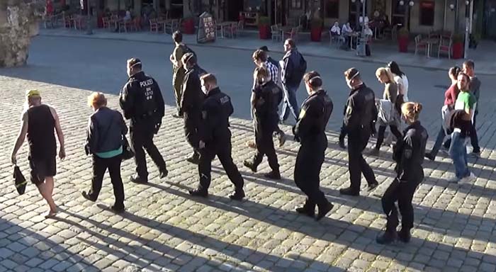 Bravo – Dresden: Polizei schließt sich Spaziergang gegen Corona-Maßnahmen friedlich an
