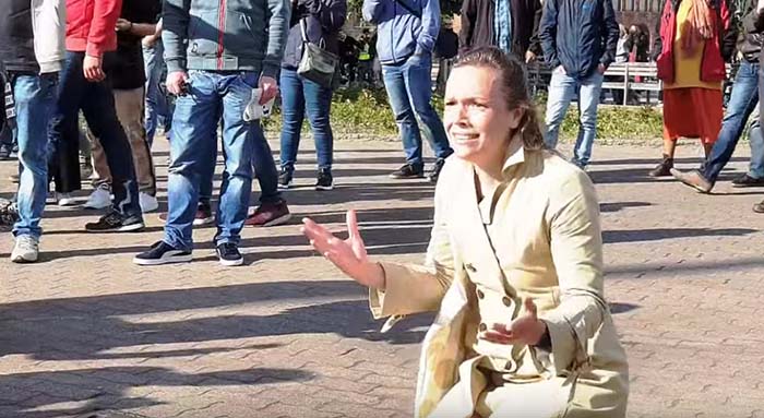 Mutter von 2 Kindern bekommt einen Nervenzusammenbruch auf Corona Demo in Berlin