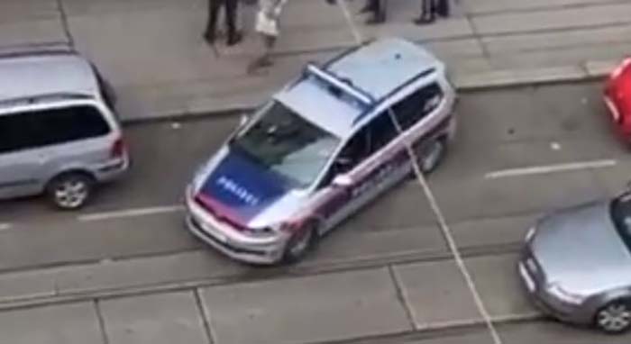 Peinlicher Versuch einer Wiener Polizistin in eine Parklücke zu kommen
