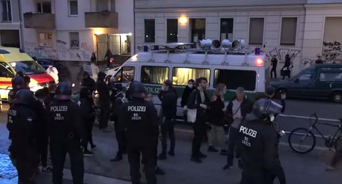 Berliner Polizist schlägt Journalistin die Zähne aus