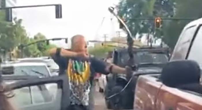 USA: Mann richtet Pfeil und Bogen auf „George-Floyd-„Demonstranten““ – und wird verprügelt