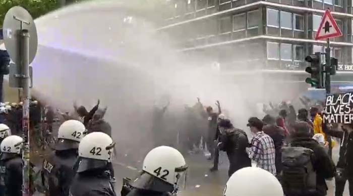 Hamburg: Black Lives Matter – Polizei setzt Wasserwerfer ein
