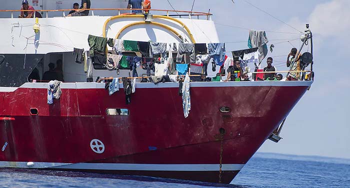 Nach Revolte und Bedrohung der Schiffscrew – Malta lässt 425 Migranten an Land gehen