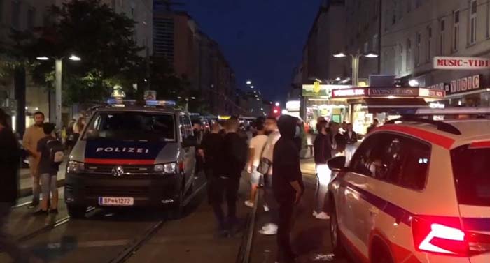 Nach Türken-Kurden-Krawalle in Wien: Innenminister und Integrationsministerin nach Morddrohungen unter Polizeischutz