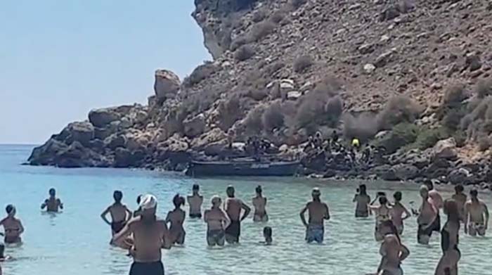 Entsetzen auf Lampedusa – Migrantenboot landet nahe Badestrand