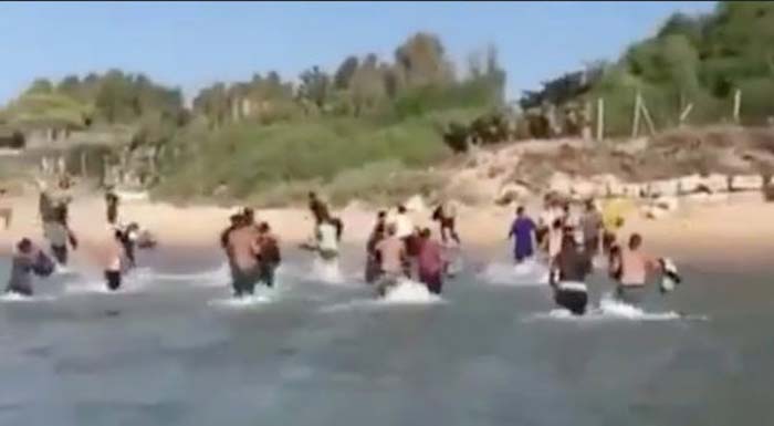 Schleuser setzt illegale Migranten direkt am Strand von Sizilien ab