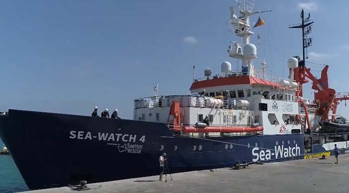 Im Namen der Kirche: Sea-Watch 4 fängt an Migranten nach Europa zu schleppen!