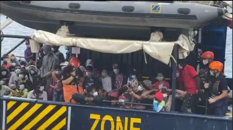 Frostiger Empfang auf Sardinien: „Alan Kurdi“-Crew beleidigt – Migranten als Parasiten beschimpft