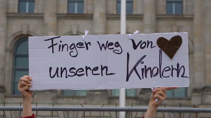Berlin: Hunderte Menschen protestieren vor Bundestag gegen Corona-Maßnahmen