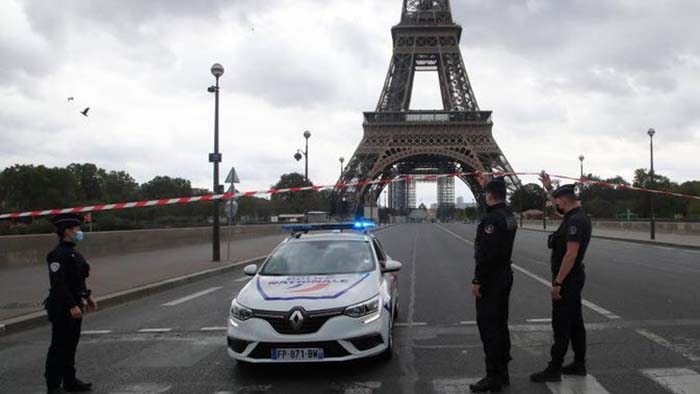 „Allahu Akbar“ – Pariser Vorort: Mann auf offener Straße enthauptet