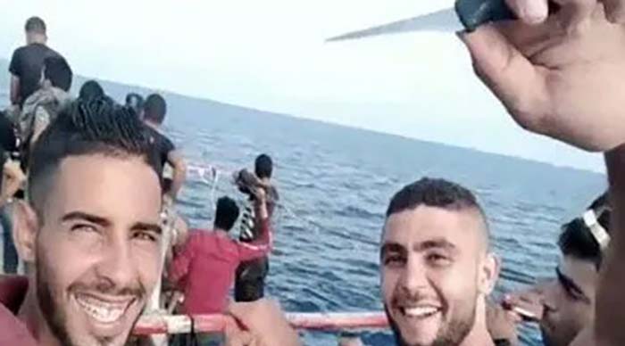 Bootsmigranten zeigen ihr Messer – Matteo Salvini: Sollten wir auch diese begrüßen?
