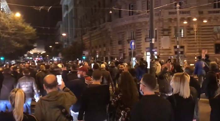 Italien: Tausende Menschen pfeifen auf die nächtliche Corona-Ausgangssperre in Neapel!